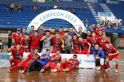 Jugadores, cuerpo técnico y dirigentes del 3 de Febrero de la Chacarita, flamante campeón de la División de Honor.