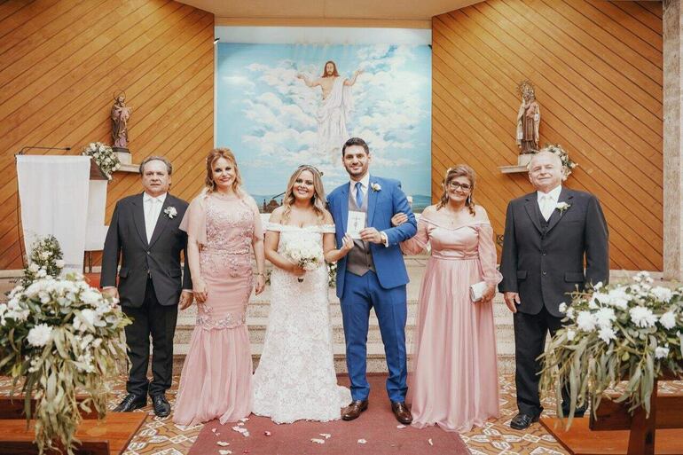 Fueron los padrinos Tito Dávalos y Gladys González; Alicia Alcaraz y Raúl Gaona.  