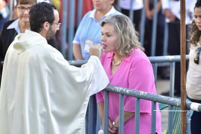 "El cuerpo de Cristo...". La senadora Lilian Samaniego (ANR) comulga en la misa central de Caacupé.