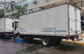 Camiones y vehículos enviados por IPS ante orden judicial, a pedido de la Contraloría General de la República de documentos sobre la deuda de la prevional con empresas farmaceúticas.