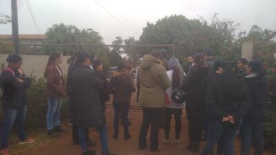 Grupo de empleados apostados frente a la sede de la empresa Blanca Nieves Comercial.