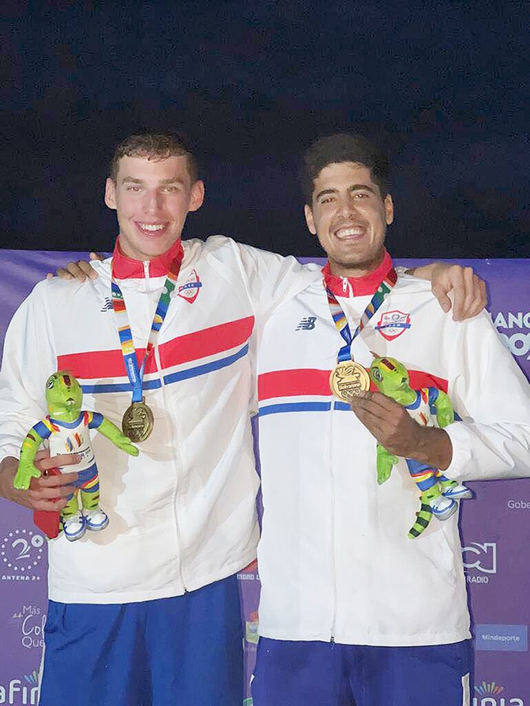Daniel Villalba (18 años) y Franco Chiola (28)  con la medalla de oro.