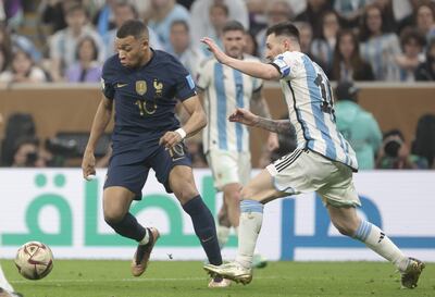 Lionel Messi (d) de Argentina disputa un balón con Kylian Mbappe de Francia hoy, en la final del Mundial de Fútbol Qatar 2022 entre Argentina y Francia en el estadio de Lusail (Catar). EFE/ Juan Ignacio Roncoroni