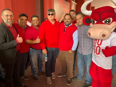 El líder departamental del oficialismo colorado Luis González Vaesken (con gafas) rodeado de otros precandidatos.