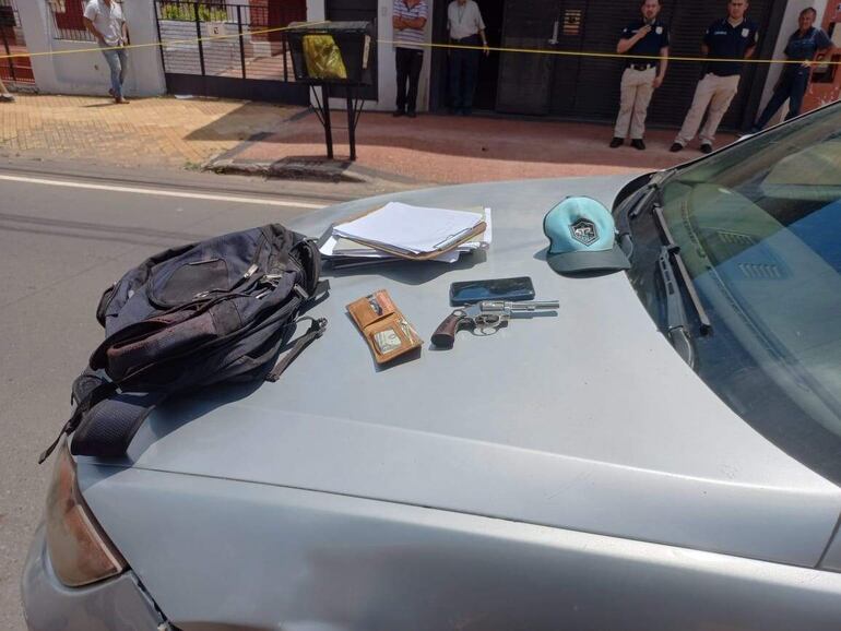 Del poder de los sospechosos se incautaron el revólver calibre 38, a más de una mochila con papeles.