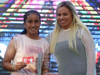 Rebeca Fernández (i) recibe el premio a la mejor jugadora de la temporada 2022 del Fútbol Femenino de Chile.