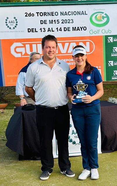 Victoria Livieres Rodríguez con el trofeo entregado por los organizadores del certamen.