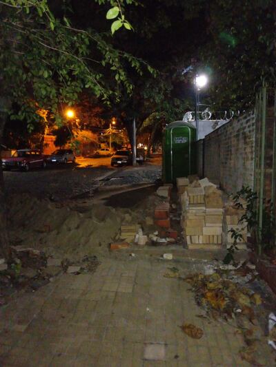 Vereda bloqueada por materiales de construcción