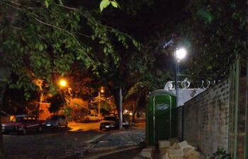 Vereda bloqueada por materiales de construcción