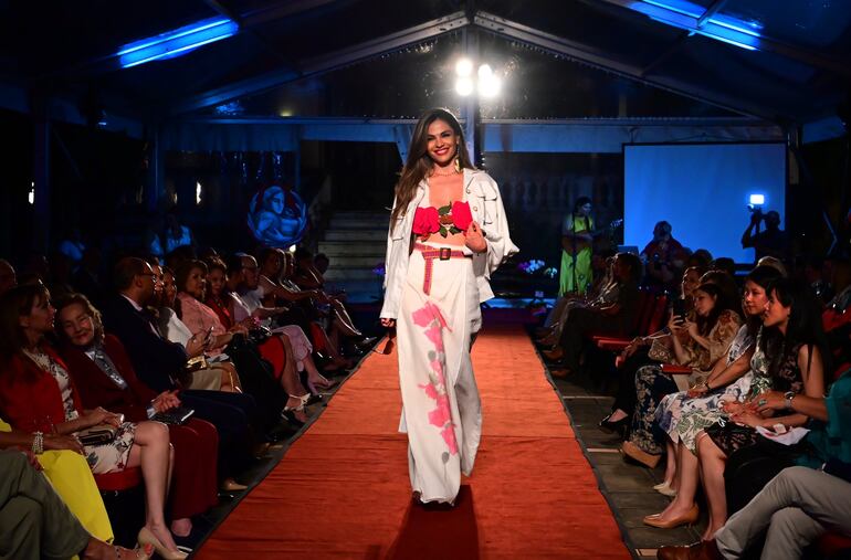 El desfile se realizó en el Museo de Arte Sacro.