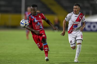Maicon Solis (i), jugador de El Nacional de Ecuador, que recibe hoy al Independiente Medellín de Colombia.
