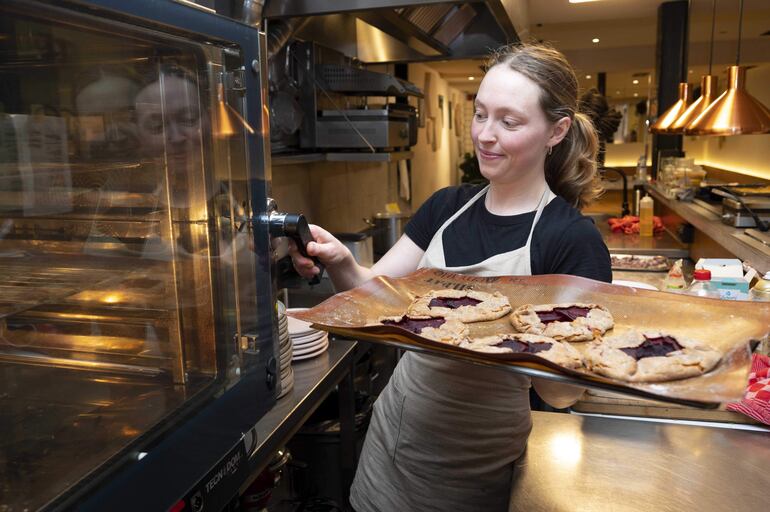 La empleada de un restaurante prepara comida para llevar en el marco de un nuevo confinamiento.