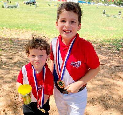 Martín e Ignacio Dávalos, de Arte Ecuestre, fueron dos de los 23 minijinetes y amazonas que participaron por primera vez de una competencia de la categoría miniescuela (0,30).