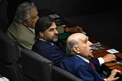 El ex presidente de Brasil (2010-2015) José Mujica (L), el presidente de Uruguay Luis Lacalle (C) y el ex presidente de Uruguay (1985-1990,1995-2000) Julio Maria Sanguinetti esperan la llegada del presidente electo de Brasil, Luiz Inácio Lula da Silva en la ceremonia de inauguración del Congreso Nacional en Brasilia.