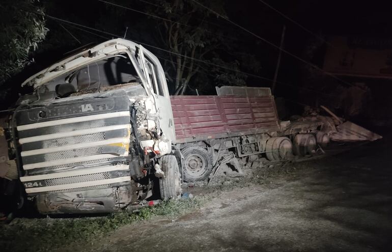 Así quedó el camión tras haber volcado en Ypacaraí.