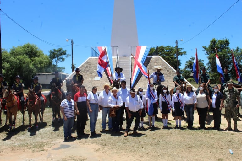 Al pie del monumento de Lomas Valentinas en Itá Ybaté de Villeta, sitio en donde se libró una de las batallas más sangrientas durante la guerra grande.