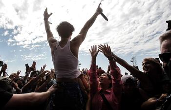 El rapero chileno Cris MJ, uno de los artistas de música urbana más escuchados de la escena local, podría enfrentarse a una pena de entre 3 a 10 años de prisión por mostrar una supuesta pistola en redes sociales y amenazar a un productor de música que lo contrató para una actuación.