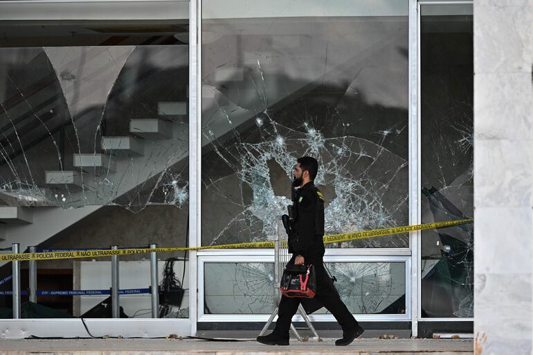Un agente de la policía federal revisa la destrucción en la sede del Tribunal Supremo tras las protestas del pasado domingo, hoy. 