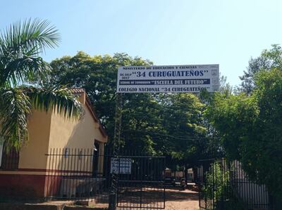 Acceso al local de la escuela 34 Curuguateños cuyos padres de familia anuncian una manifestación.