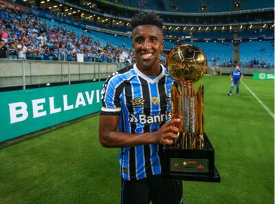 Bruno Cortez, con el trofeo de la Copa Libertadores que conquistó con el Gremio, podría llegar a nuestro fútbol para militar en Tacuary.