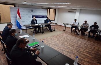 Representantes de Educación y Hacienda se reunieron con representantes de gremios docentes para firmar el acuerdo de reajuste salarial 2023.