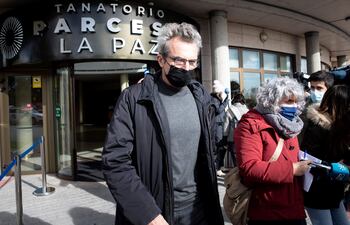 El director y productor Mariano Barroso asiste este domingo a la capilla ardiente de la escritora Almudena Grandes instalada en el Tanatorio La Paz de Tres Cantos. La escritora falleció este sábado en su domicilio de Madrid a consecuencia de un cáncer que le detectaron en septiembre del año pasado.