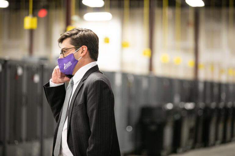 Un concejal del Partido Republicano cerca de transportadoras de máquinas de votación en Atlanta, Georgia.