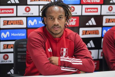 El jugador de la selección de Perú André Carrillo durante la rueda de prensa ofrecida este jueves en Madrid. La selección peruana se enfrentará a Alemania en un partido amistoso que se disputará el sábado 25 en el estadio MEWA Arena de Alemania. EFE/ Fernando Alvarado