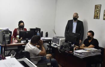 José Luis Durán, detenido por haber asesinado a policía, ante el fiscal Lorenzo Lezcano (parado).