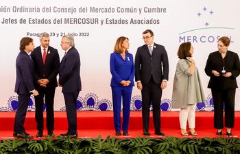 Desde la izquierda: Luis Lacalle Pou, presidente de Uruguay; Mario Abdo Benítez, presidente de Paraguay; Alberto Fernández, presidente de Argentina; Marta Lucía Ramírez, vicepresidenta y canciller de Colombia; Carlos França, ministro de Relaciones Exteriores de Brasil; Antonia Urrejola Noguera, ministra de Relaciones Exteriores de Chile, y María Milagros Castañón, embajadora de Perú en Paraguay, conversan dispersos entre grupos antes de posar para la fotografía oficial de la Cumbre de jefes de Estado del Mercosur y Estados asociados, hoy, en Luque (Paraguay).