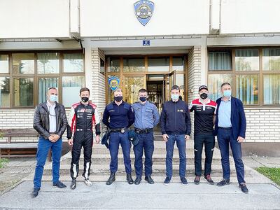 Sebástien Ogier, segundo de la izquierda, abandonando la sede policial tras el accidente.