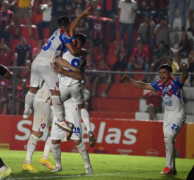 Brazos abiertos de Aquino en el festejo del gol de Churín (19), que tuvo una gran actuación.