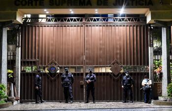 Policías custodian la Corte Suprema de Justicia de El Salvador.
