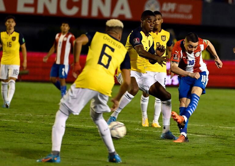 Zurdazo de Miguel Almirón para la tercera anotación albirroja en la capital del Alto Paraná. La Albirroja cerrará su participación el martes, en Lima.
