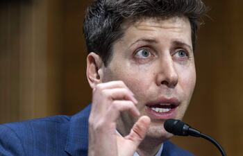 El director ejecutivo y cofundador de Open AI, desarrolladora del programa de generación de texto ChatGPT, Sam Altman, pidió este martes al Congreso de Estados Unidos que regule el desarrollo y los usos de la inteligencia artificial (IA).