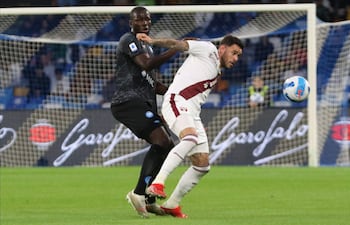 El paraguayo Antonio Sanabria (d), del Torino, disputa el balón con el senegalés Kalidou Koulibaly, del Napoli, durante el partido jugado ayer.