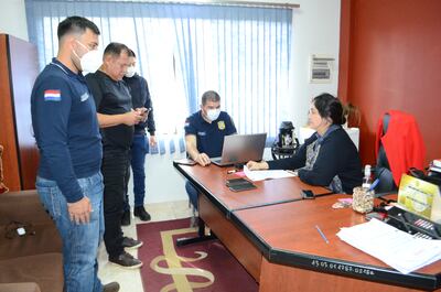 La fiscala de San Antonio. Laura Avalos,  en reunión con la policía del departamento de investigaciones de Central. Tras la serie de allanamientos