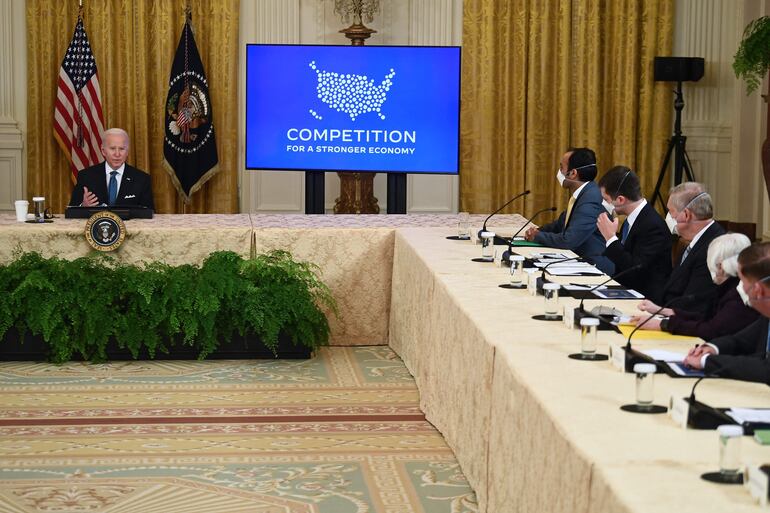 El presidente Joe Biden comparte una conferencia con periodistas acreditados en la Casa Blanca. 