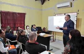 Reciente reunión de técnicos del Centro de Desarrollo Agropecuario del departamento Central, durante la presentación del Censo Agropecuario Nacional 2022, con presencia del Ing. Edgardo Nuñez de la Dirección de Censo y Estadísticas Agropecuarias del MAG y el Ing. Agr. Gerardo Rojas, titular de la Dirección de Extensión Agraria (DEAg)
