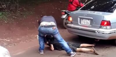 Instante en que Víctor Benítez golpea al joven de 14 años.