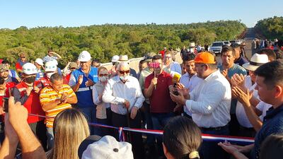 La habilitación del puente sobre el río Ñacunday se llevó a cabo este martes, con participación de autoridades, obreros y pobladores.