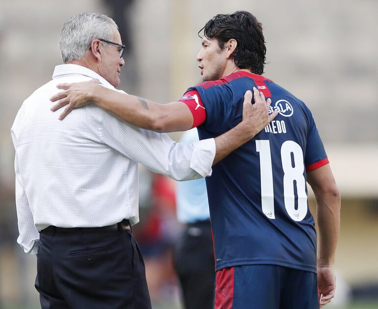 Fraternal saludo del capitán azulgrana, Nelson Haedo Valdez, y el señor técnico, el uruguayo Gregorio Pérez, un conocido de la afición paraguaya.