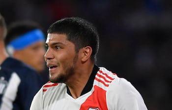 Robert Rojas está convocado para jugar hoy con River, que podría ampliar su ventaja como líder.0