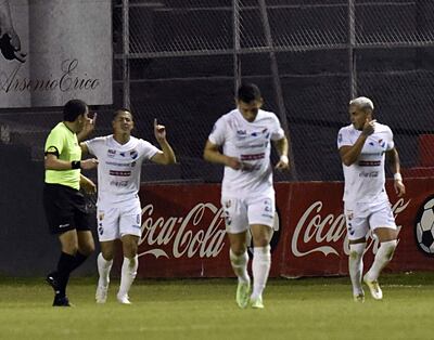 Édgar Zaracho, con los dedos apuntando al cielo y visiblemente emocionado, celebra su gol.