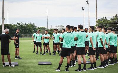 El preparador físico Elvio Paolorosso se dirige a los futbolistas antes del inicio de las tareas.