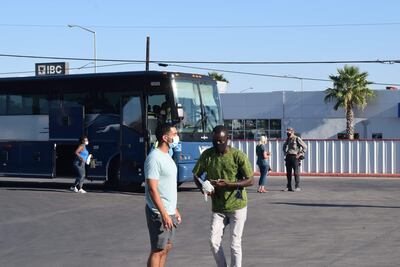 Decenas de migrantes, en su mayoría haitianos, toman un autobús hacia San Antonio (Texas) hoy, en Del Río (EEUU) tras pasar varias noches en un campamento debajo del puente internacional que une esa localidad con Ciudad Acuña (México). Miles de haitianos siguen retenidos este viernes en un campamento improvisado bajo el puente internacional de Del Río, en la frontera de Texas con México, a la espera de entrar a Estados Unidos, como lo ha hecho Junior Saint, que aspira a "una vida mejor". EFE/ Alex Segura
