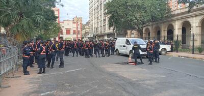 Este lunes, agentes policiales se encuentran apostados en inmediaciones del Congreso desde temprano.