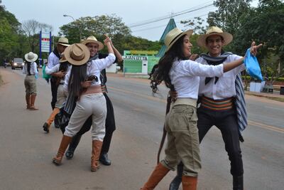 El ballet de danza de la organización "Mangoré Guataha" ofrece la bienvenida a los turistas con baile y entrega de souvenir sobre San Juan Bautista, Misiones.