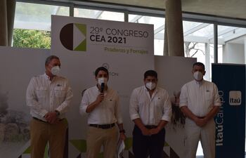 Karl Reimert, Marcos Pereira, Juan José Obelar y Diego Heisecke, en el lanzamiento del 29 Congreso del CEA, realizado en su local.