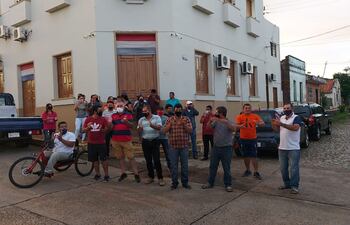 El grupo de trabajadores municipales que reclaman el pago de sus salarios que hace dos meses no cobran